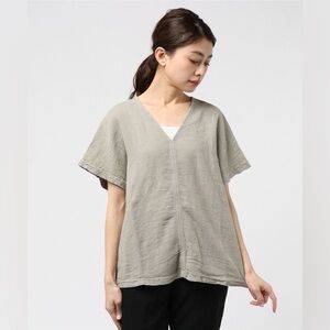 Black Crane Elegant Olive V-Neck Blouse